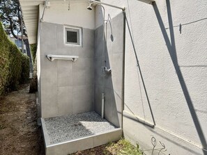 Bathroom - Spacious 4-Bedroom Villa, 350m from Beach, Garden, Parking, Sleeps 8 (Argelès-sur-Mer)