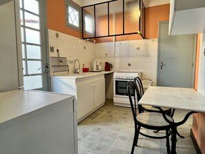 Een koelkast, een microgolfoven, een oven, een vaatwasser