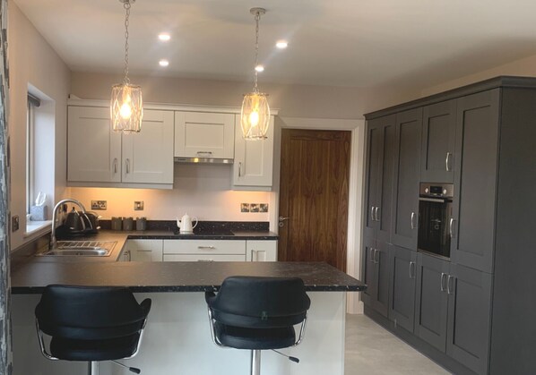 Microwave, dishwasher, highchair, cookware/dishes/utensils - Lizzies Holiday Cottage (Carrick)