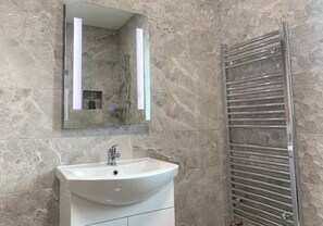 Shower, towels - Lizzies Holiday Cottage (Carrick)