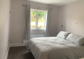 3 bedrooms, bed sheets - Lizzies Holiday Cottage (Carrick)