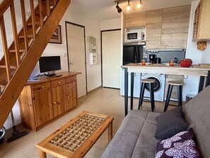 TV - Cozy 2-Room Mezzanine Apartment for 6, Near Beach, A/C, Pool, Parking and TV (Argelès-sur-Mer)