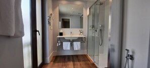 Phòng đôi Superior | Phòng tắm | Đồ dùng nhà tắm miễn phí, máy sấy tóc, khăn tắm, xà phòng 