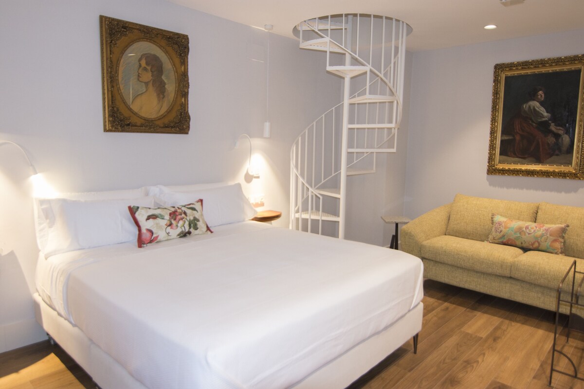 Premium bedding, in-room safe, desk, cribs (free)