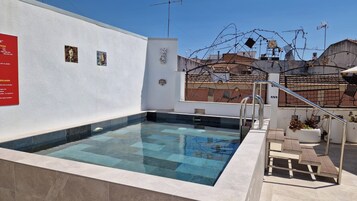 Una piscina al aire libre de temporada
