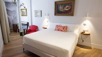 Kamer, 1 twee- of 2 eenpersoonsbedden | Luxe beddengoed, een kluis op de kamer, individueel gedecoreerd