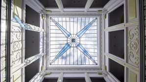 A view of a room with a large, ornate window with a geometric design. - Hotel Oleum (Andujar)