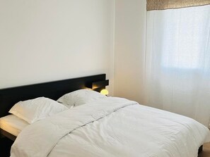 1 bedroom, bed sheets