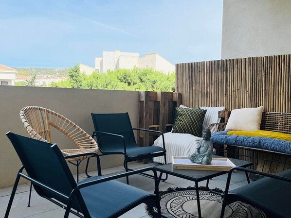 Terrace/patio - Cozy 2-Room Apartment with AC, Private Garage, and Beach Access in Calvi (Calvi)
