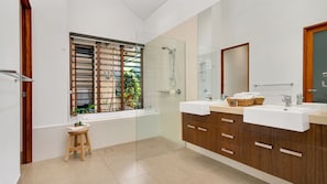 Bathtub, hair dryer, towels - Rainforest Villa in Palm Cove (Palm Cove)