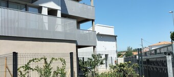 Room 12 m plus private shower room 4 m plus balcony 5 m'a 800 metres ocean