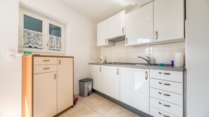 Refrigerador, parrilla de estufa y cafetera y tetera 