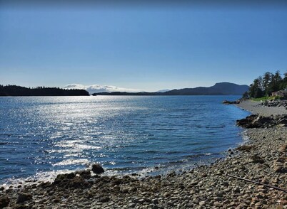 {Forget-Me-Not Inn} Alaskan Waterfront Vacation Rental (Eagle Suite)