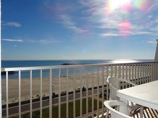 Outdoor dining - Palavas 1BR cabin top floor, double terrace, private parking (Palavas-les-Flots)