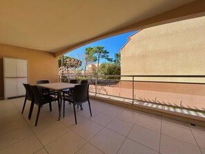 Outdoor dining - Air-Conditioned Apartment with Pool, 100m from Beach, Argelès-sur-Mer (Argelès-sur-Mer)