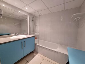 Bathroom - Air-Conditioned Apartment with Pool, 100m from Beach, Argelès-sur-Mer (Argelès-sur-Mer)
