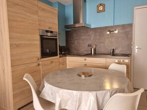 Fridge, microwave, stovetop, dishwasher - Air-Conditioned Apartment with Pool, 100m from Beach, Argelès-sur-Mer (Argelès-sur-Mer)