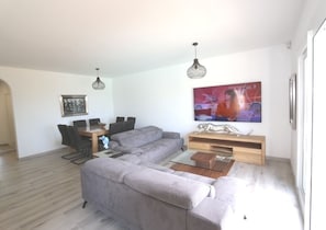 Smart TV, table tennis