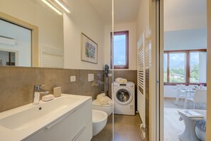 Apartemen Keluarga, 2 kamar tidur, tepi gunung (The Stylish Flat 900m from Cerro) | Kamar mandi | Shower, pengering rambut, kloset, dan handuk