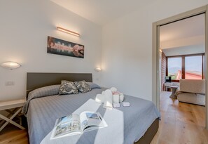 Apartemen Keluarga, 2 kamar tidur, tepi gunung (The Stylish Flat 900m from Cerro) | 2 kamar tidur, ruang kerja ramah laptop, dan setrika/meja setrika