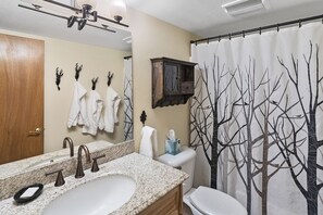 وحدات دش مع أحواض استحمام، مجففات شعر، مناشف