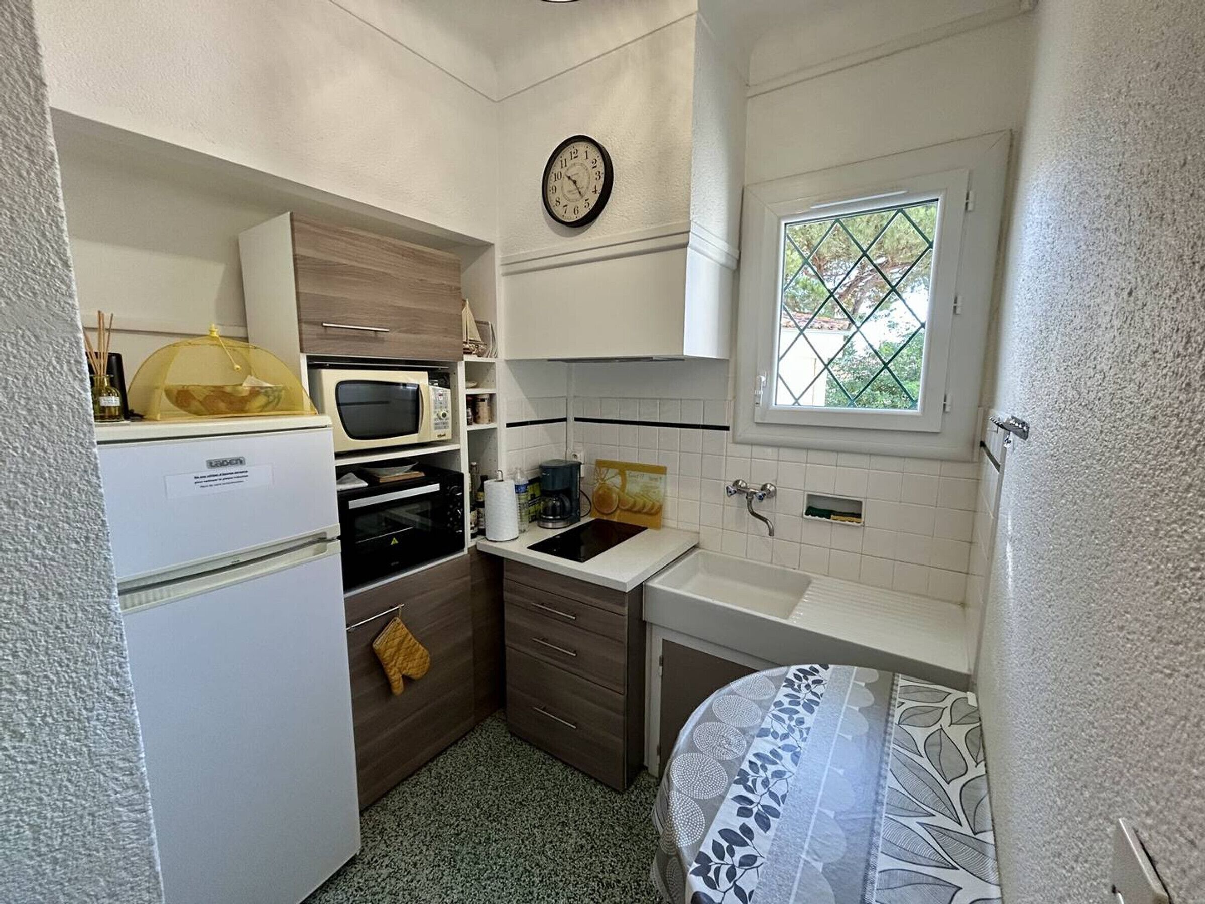 Kühlschrank, Mikrowelle, Herdplatte, Wasserkocher mit Kaffee-/Teezubehör