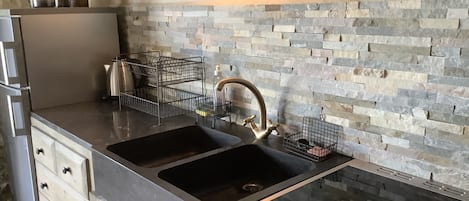 Réfrigérateur, four à micro-ondes, un four, surface de cuisson