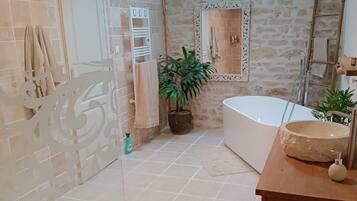 Combined shower/bathtub, bidet, towels, toilet paper