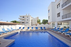 حمام سباحة خارجي