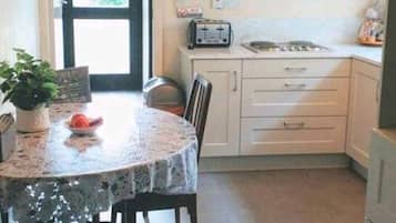 Maison, plusieurs lits | Cuisine privée | Réfrigérateur, micro-ondes, four, plaque de cuisson