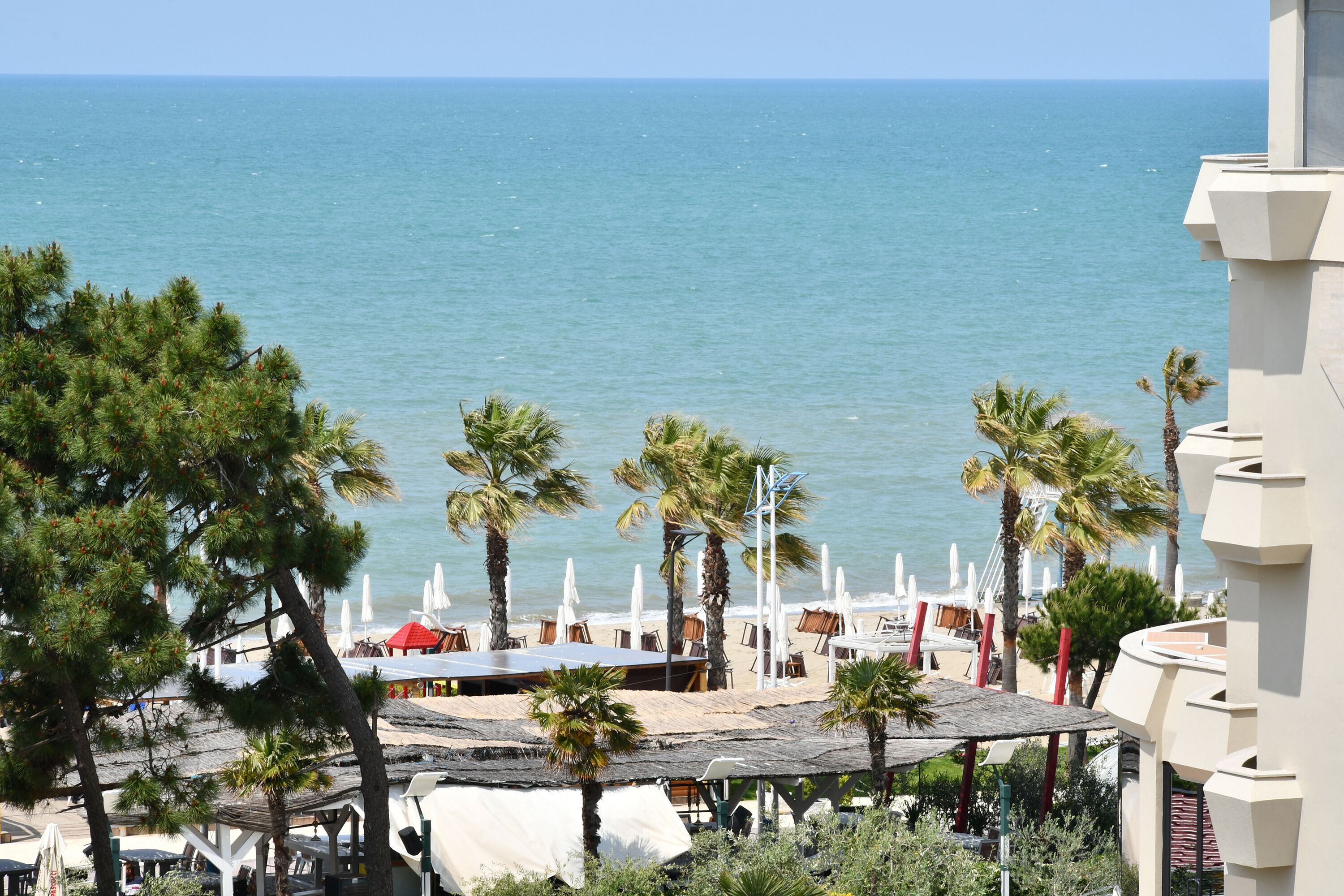 Bãi biển riêng, cát trắng, ghế dài tắm nắng, dù trên bãi biển 