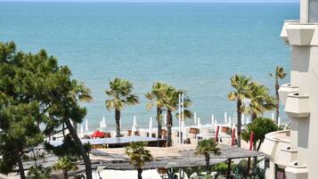 Bãi biển riêng, cát trắng, ghế dài tắm nắng, dù trên bãi biển