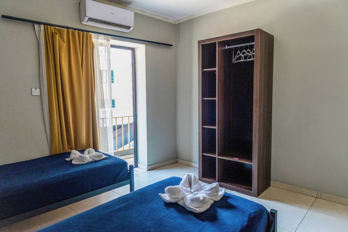 Two-Bedroom Penthouse (8 bed) | 1 quarto, Wi-Fi de cortesia, roupa de cama