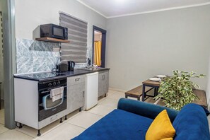 Triple bed One bedroom (3 beds) | Cozinha privada | Geladeira grande, fogão, cooktop, talheres/pratos/utensílios de cozinha