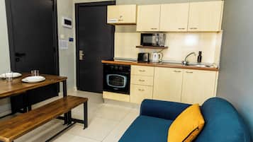 Double Bed Apartment (2 beds) | Private kitchen | Full-size fridge, oven, stovetop, cookware/dishes/utensils