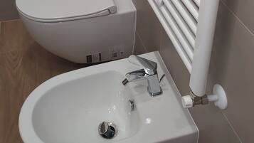 Doccia, asciugacapelli, bidet, asciugamani