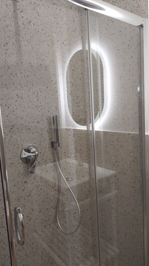 Dusj, hårføner, bidé og håndklær