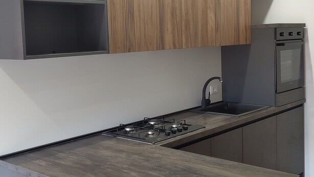 A modern kitchen with a central island, built-in cabinets, and a double oven. - Little paradise Suite in the center of Castel di Sangro (Castel di Sangro)