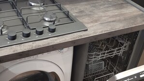 A kitchen with a gas stove, a built-in oven, and a dishwasher. - Little paradise Suite in the center of Castel di Sangro (Castel di Sangro)