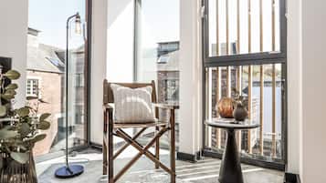Departamento, vista al jardín | Área de sala de estar | Piso con calefacción