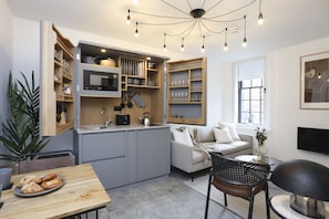 Apartamento | Cozinha privada | Fogão, lava-louças, torradeira, talheres/pratos/utensílios de cozinha