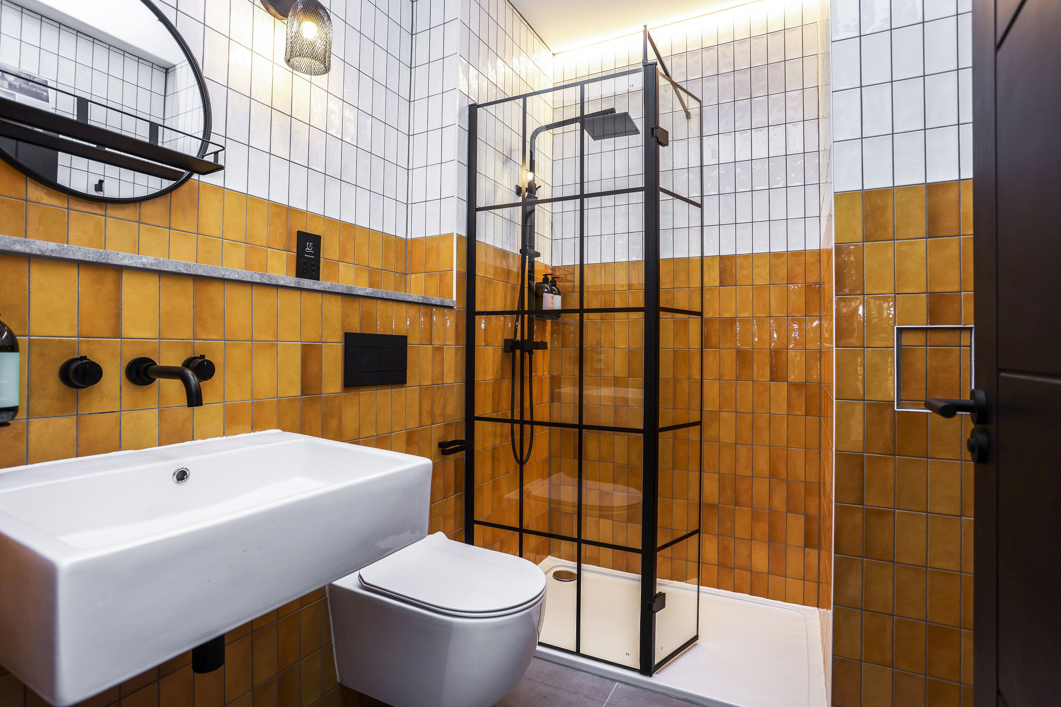 Apartment | Bathroom | Shower, hair dryer, towels, soap