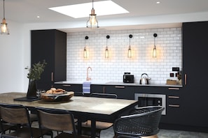 Horno, lavavajillas, tostadora, utensilios de cocina