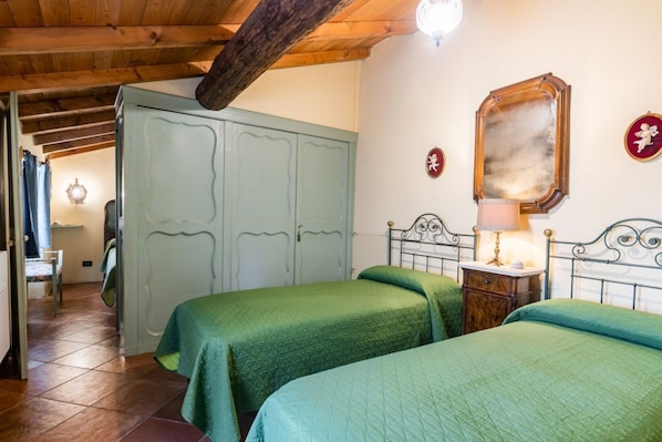 2 habitaciones, tabla de planchar con plancha, wifi y ropa de cama 