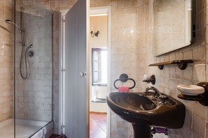 Regadera, secadora de cabello, bidet, toallas 