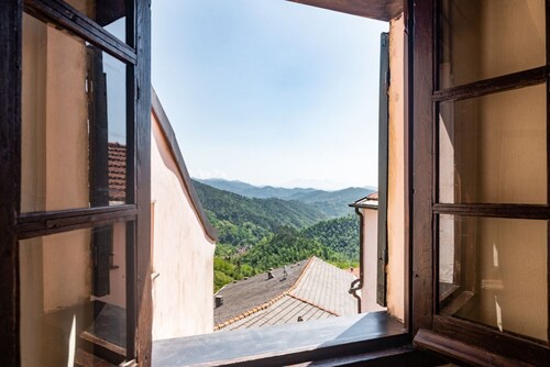 GuestHost - Medieval Getaway! Apuan Alps Lovely Attic x4