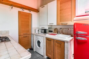 Kühlschrank, Herdplatte, Kochgeschirr/Geschirr/Besteck