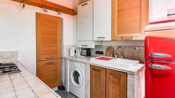 Kühlschrank, Herdplatte, Kochgeschirr/Geschirr/Besteck