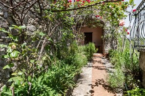 Property grounds - GuestHost - Medieval Getaway! Apuan Alps Authentic Apt x4 (L'ago)