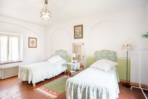 2 bedrooms, iron/ironing board, WiFi